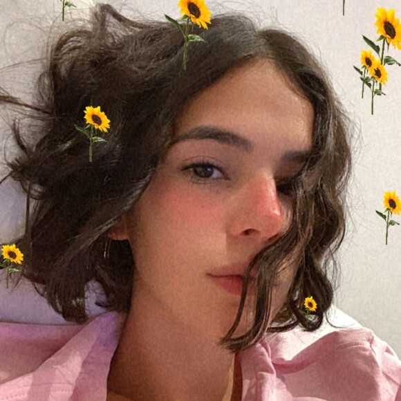 Bruna Marquezine exibe cabelo após corte em SPA e cachos mais encorpados