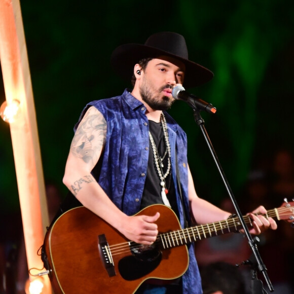 Filha de Fernando Zor fala sobre relação com cantor: 'Pai ausente'