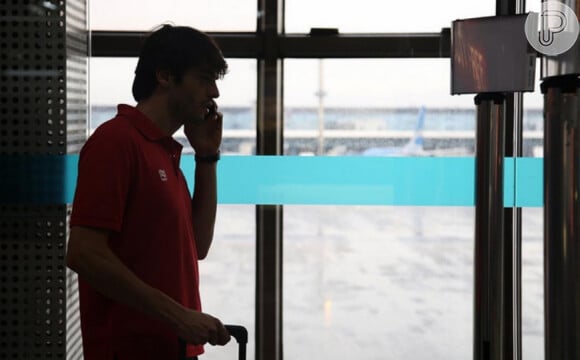 Antes de embarcar, Kaká foi flagrado falando ao celular nesta segunda-feira (3) no aeroporto, ainda em São Paulo. O jogador enfrentará o Emelec pela volta das quartas de final, na quarta-feira, 5 de novembro de 2014