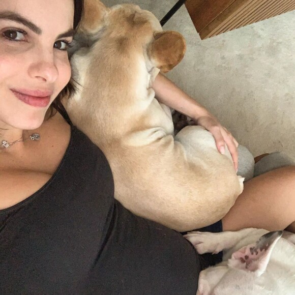 Sthefany Brito destaca a companhia dos pets Montalcino e London na gravidez