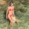 Bruna Marquezine recentemente viajou e levou sua pet para um banho de mar