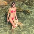 Bruna Marquezine recentemente viajou e levou sua pet para um banho de mar