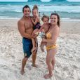 Mariana Bridi posa de biquíni em foto com Rafael Cardoso e filhos