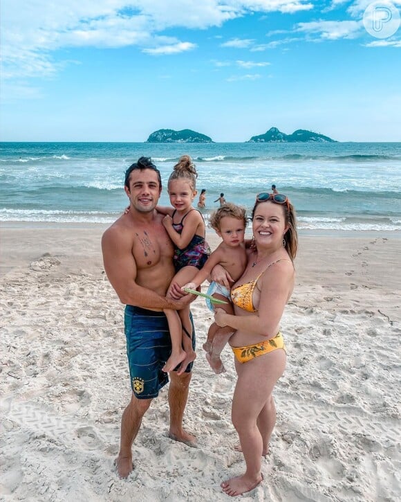 Mariana Bridi posa de biquíni em foto com Rafael Cardoso e filhos