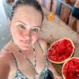 Mariana Bridi deixa corpo à mostra em foto de maiô