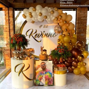 Gabriela Versiani, namorada de Kevinho, mostra decoração completa da festa de 22 anos