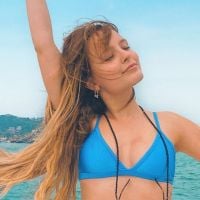 Larissa Manoela aprende altinha em praia no Rio: 'Agora levo vida carioca'