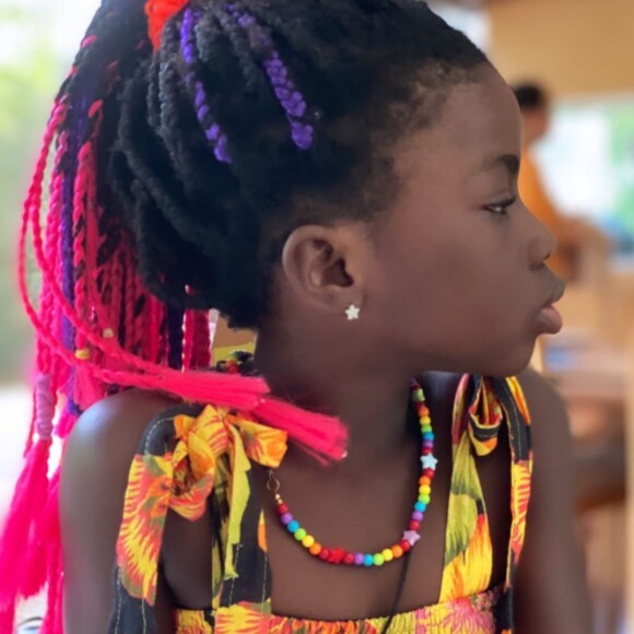 Filha de Gio Ewbank, Títi faz penteado em si mesma e ganha elogio da mãe