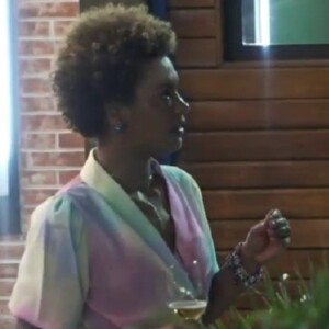 Lidi Lisboa quase bateu com o rosto na porta ao ver Mariano de sunga em 'A Fazenda 12'