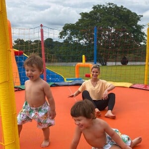 Andressa Suita filmou momento de brincadeira com os dois filhos, Samuel e Gabriel