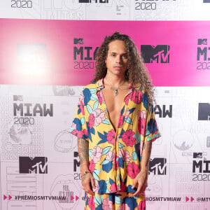 Vitão posou com conjunto estampado no MTV Miaw