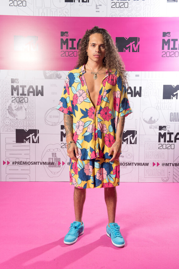 Vitão posou com conjunto estampado no MTV Miaw