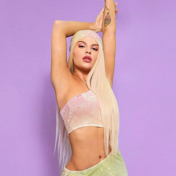 Luísa Sonza escolhe look holográfico e com transparência para o MTV Miaw nesta quinta-feira, dia 24 de setembro de 2020.