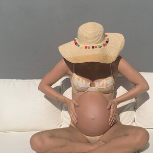 Barriga de Sthefany Britto roubou a cena em foto