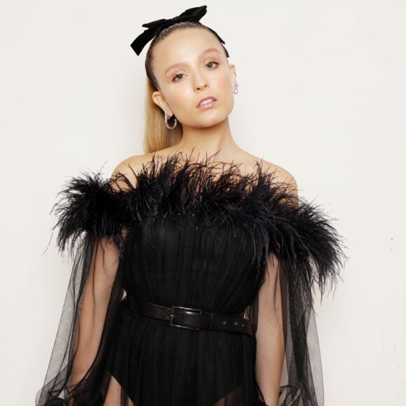 Larissa Manoela elege vestido com transparência e plumas do estilista Vitor Zerbinato no 'Meus Prêmios Nick 2020'!