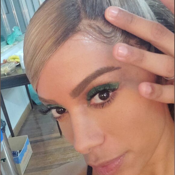 Anitta usou lace loira e penteado trend para performance para o FIFA 21