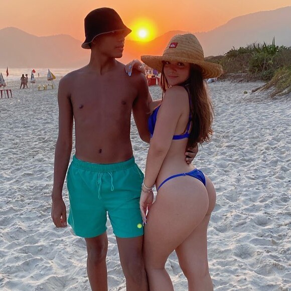 Mel Maia repetiu o biquíni usado na última semana em foto com um amigo