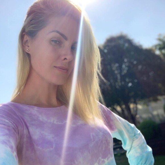 Ana Hickmann fez a remoção de um cisto em um dos dedos da mão esquerda