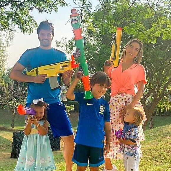 Patricia Abravanel e o marido, Fábio Faria, são pais de Pedro (6 anos), Jane (2), e Senor (1)