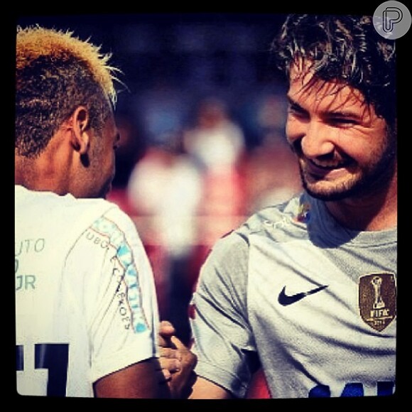 Após a partida sem gols entre Santos e Corinthians, Neymar publica imagem cumprimentando o adversário Alexandre Pato