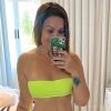 Solange Almeida usa biquíni neon e valoriza corpo em look moda praia