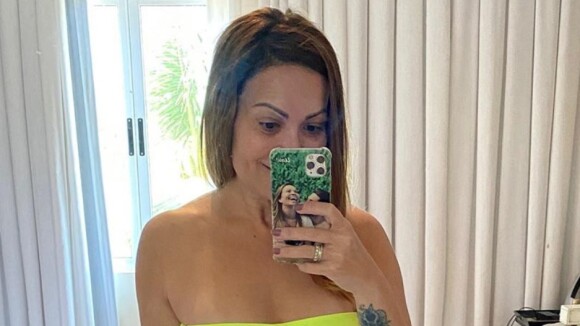 Solange Almeida usa biquíni neon e look destaca shape da cantora: 'Corpão'
