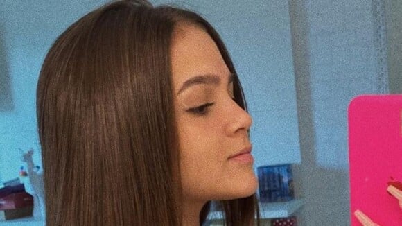 Mel Maia aposta em look com cropped brilhoso e short em vídeo: 'Narcisismo'