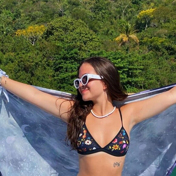 Mel Maia exibe nova tatuagem em passeio de barco