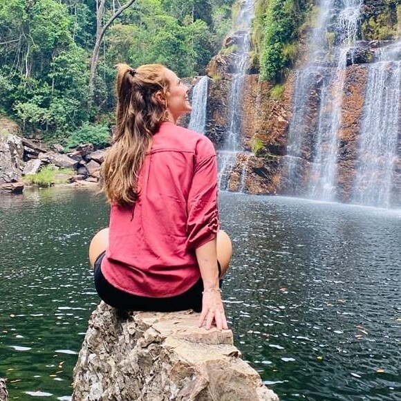 Paolla Oliveira aparece usando anel semelhante ao do namorado, Douglas Maluf
