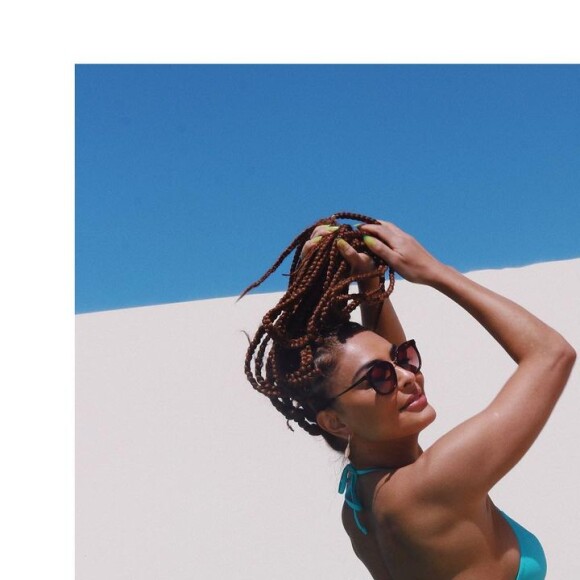 Juliana Paes posa de biquíni em viagem e ganha elogios na web