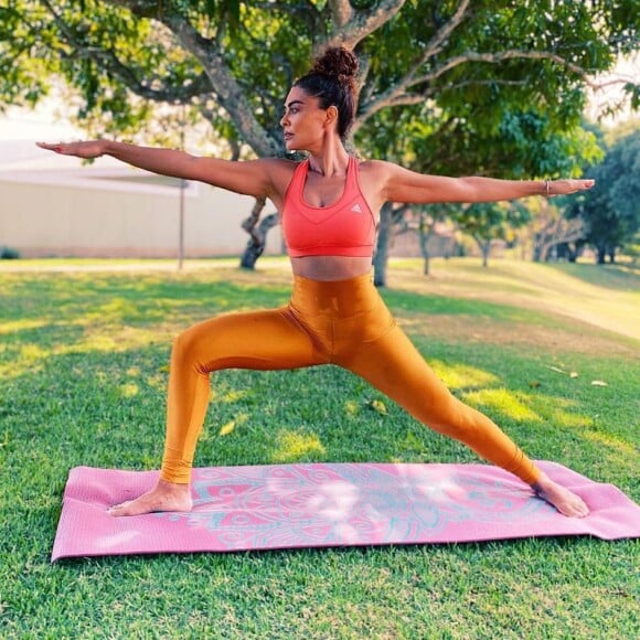 Juliana Paes mantém corpo em forma com exercícios