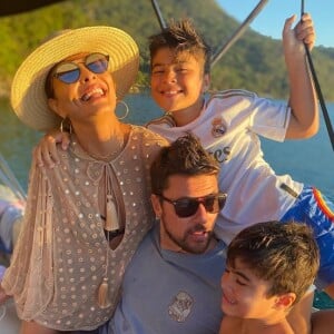 Juliana Paes está viajando para comemorar o aniversário do marido