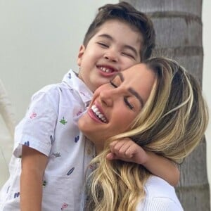 Aline Gotschalg defende direito do filho de brincar de boneca