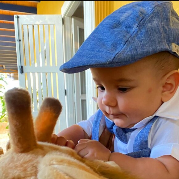 Filho de Sorocaba e Biah Rodrigues, Theo se encanta por girafa