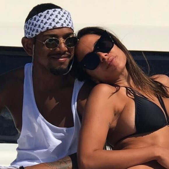 Anitta faz foto sexy com Nego do Borel e rebate críticas