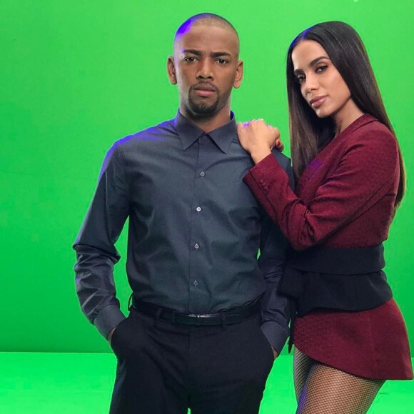 Anitta faz foto no banheiro com Nego do Borel