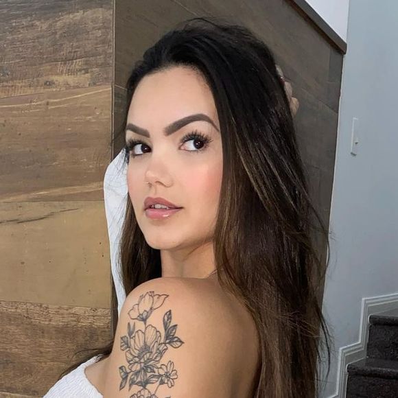 Suzanna Freitas inclui o nome do padrasto, Mico Freitas, em sua certidão de nascimento