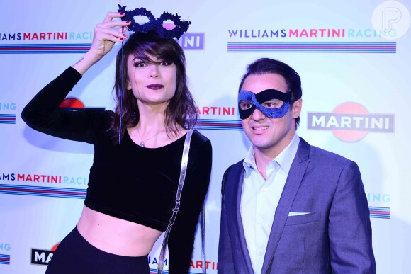 Maria Casadevall posa com Felipe Massa em baile de máscaras em São Paulo