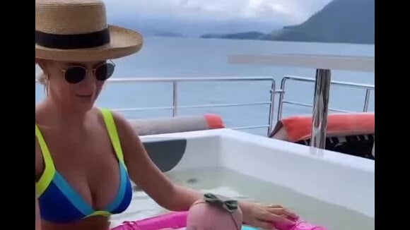 Ana Paula Siebert toma banho de banheira com a filha em lancha