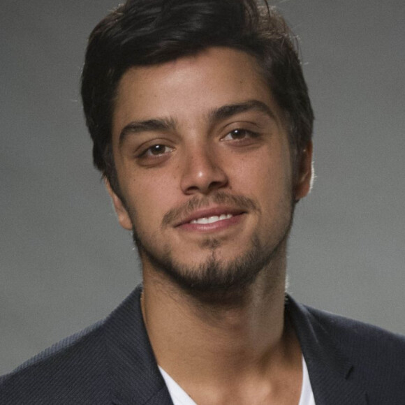 Na novela 'Salve-se Quem Puder', Alejandro (Rodrigo Simas) é um cantor ex-namorado de Luna (Juliana Paiva)