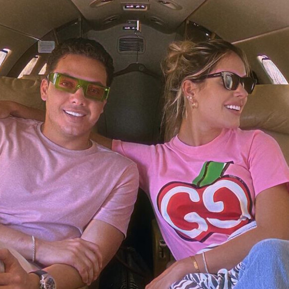 Wesley Safadão ajuda a mulher, Thyane, a fazer abdominais em vídeo nesta terça-feira, dia 27 de outubro de 2020