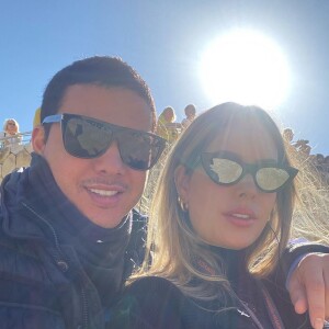 Mulher de Safadão faz abdominal pendurada nos braços do cantor