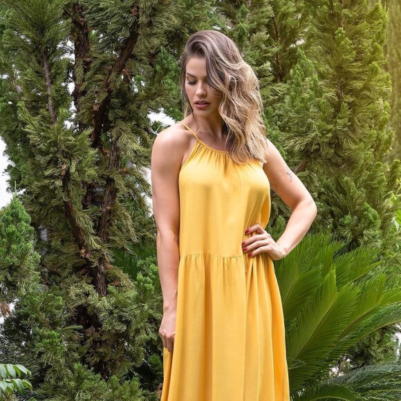 Andressa Suita aposta em vestido amarelo após fim do casamento com Gusttavo Lima