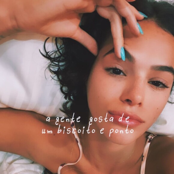 Bruna Marquezine faz foto deitada na cama 