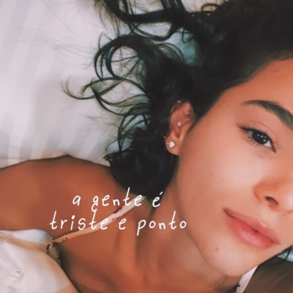 Bruna Marquezine exibe rosto sem maquiagem em foto na cama