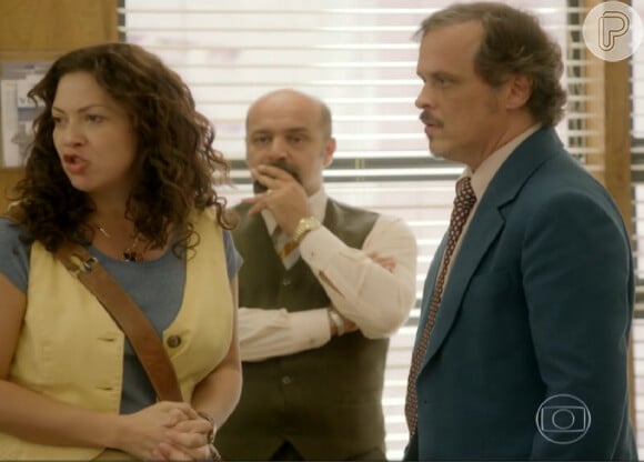Cristina vai atrás de Mário (Guilherme Fontes), com o objetivo de descobrir algo sobre sua suposta amante e arma um escândalo na agência