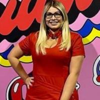 Marília Mendonça usa vestido vermelho com decote para show de festival do Netflix