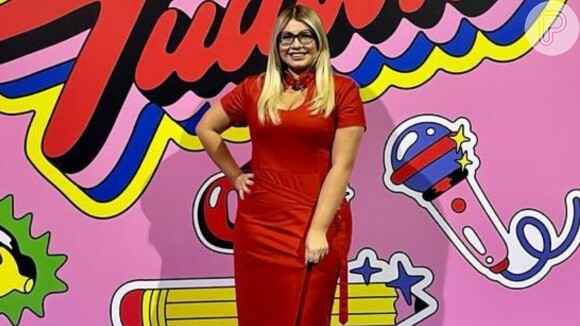 Marília Mendonça aposta em vestido vermelho para Tudum Festival do Netflix