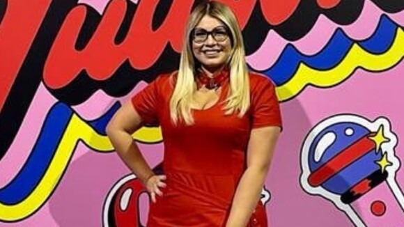 Marília Mendonça usa vestido vermelho com decote para show de festival do Netflix