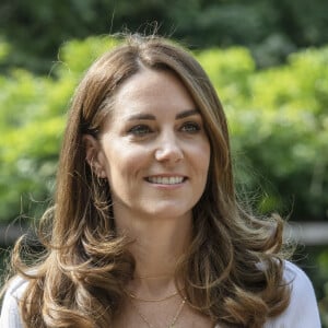 Kate Middleton aliou calça de alfaiataria em tom suave de rosa